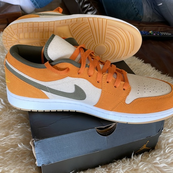 SOLD 🧡Hosts Pick🧡✔️OPEN TO REASONABLE OFFERS✨Nike Air Jordan one low - Picture 2 of 8